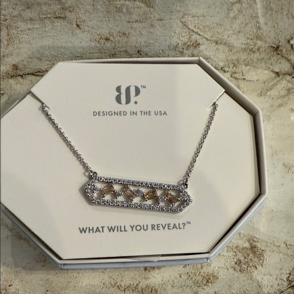 Stylish Silver Necklace with Geometric Design